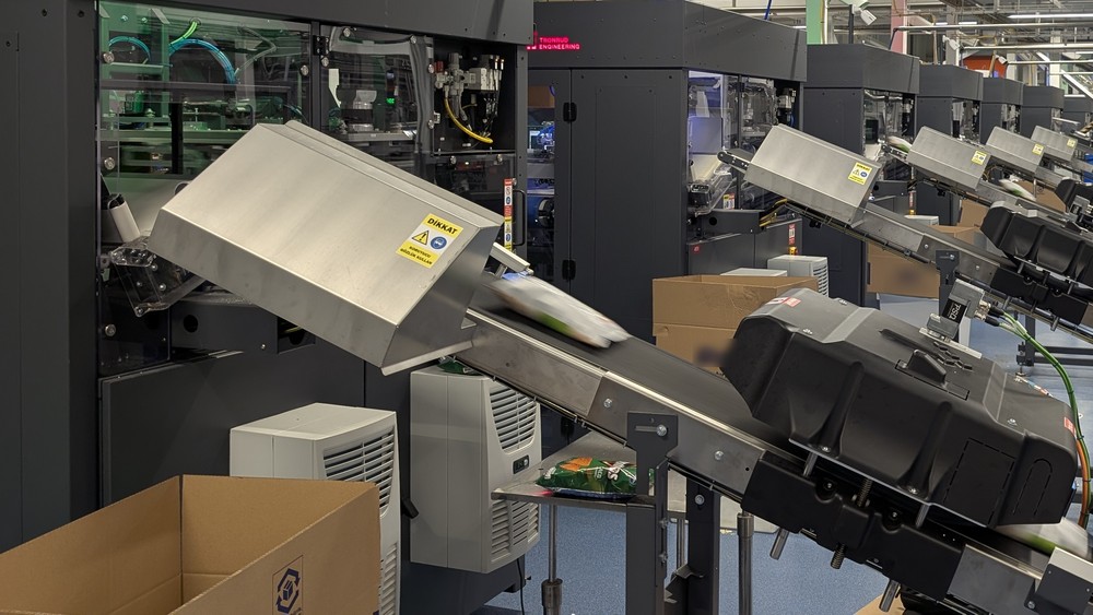 Automated case packing line with 12 Tronrud TCP G3 machines installed at a snacks manufacturing facility in Turkey.